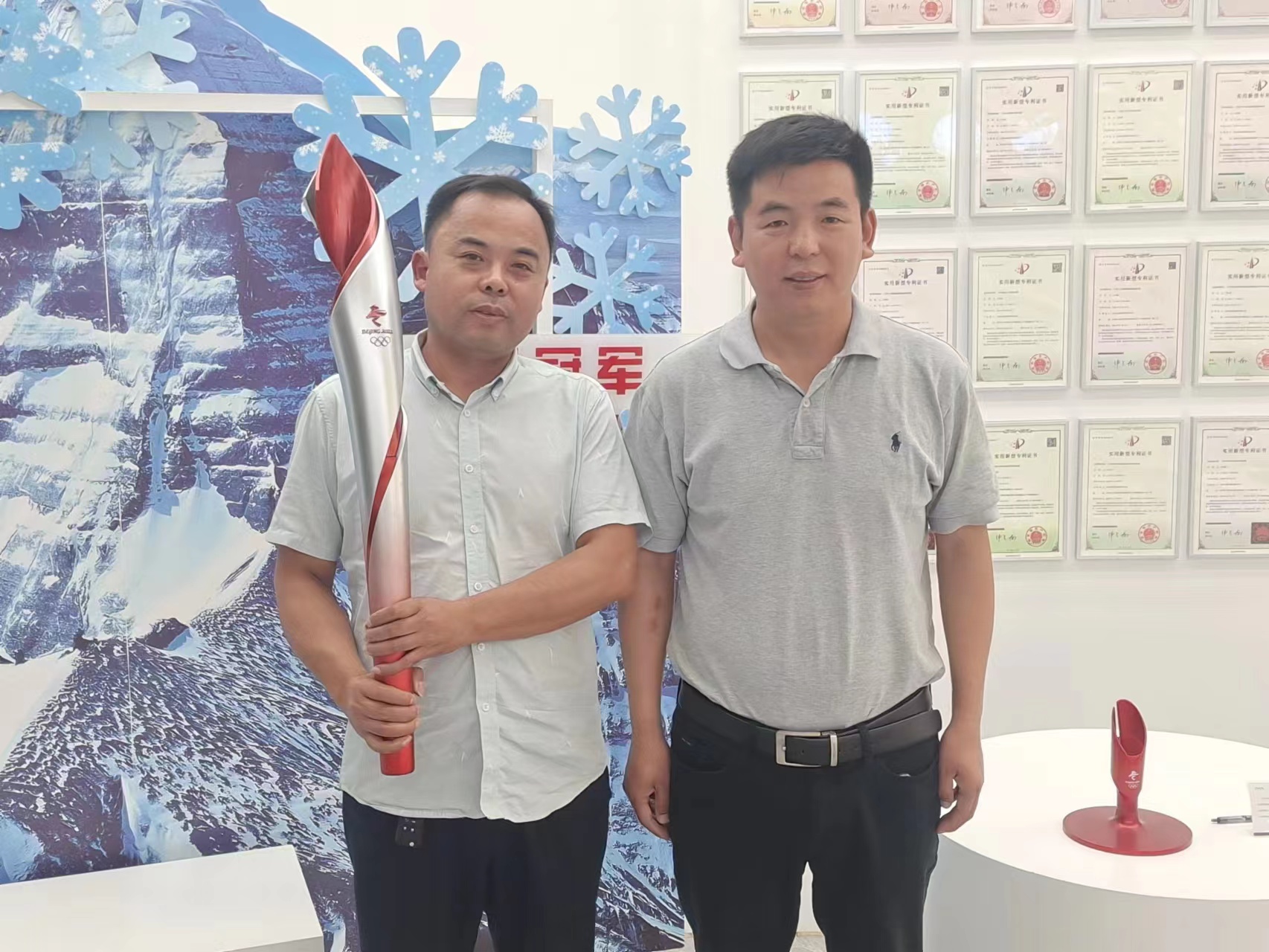 公司总经理张俊峰与夸克新材料有限公司总经理卢明振交流合影。